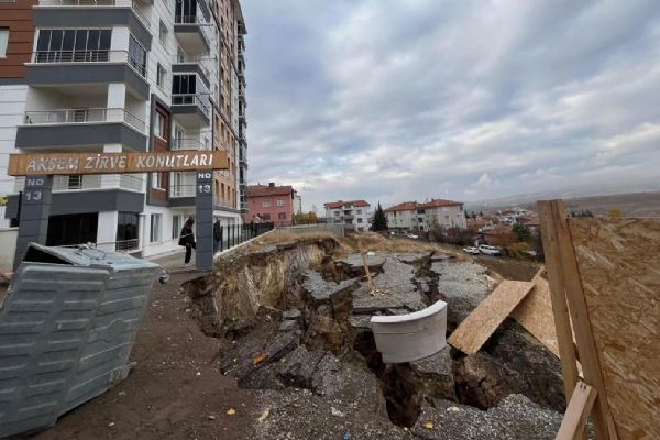 Ankara’da toprak kayması! 10 katlı bina tahliye edildi